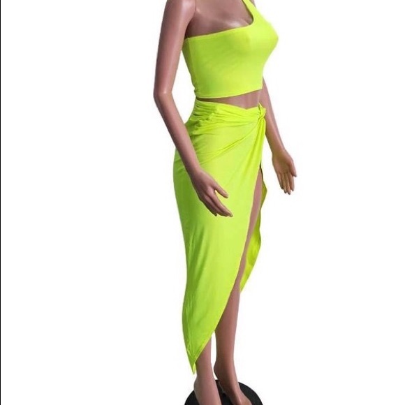 2-piece asymmetrical top with high split skirt - Picture 3 of 5